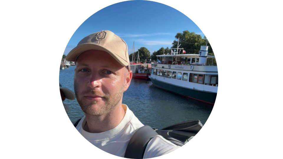 Porträt von Felix Lüdtke, dem Gründer des Finanzblogs Rags to Riches, vor einer maritimen Kulisse im Hafen. Ein persönlicher Einblick in das Leben hinter der Vision „Vom Tellerwäscher zum Millionär“.