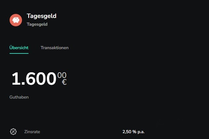 Screenshot eines Tagesgeldkontos mit einem Guthaben von 1.600 Euro und einer Zinsrate von 2,50 % p.a. Ein Symbolbild für die Verwaltung des eigenen Cash-Polsters, die Optimierung von Zinsen und die persönliche Anlagestrategie beim Notgroschen.