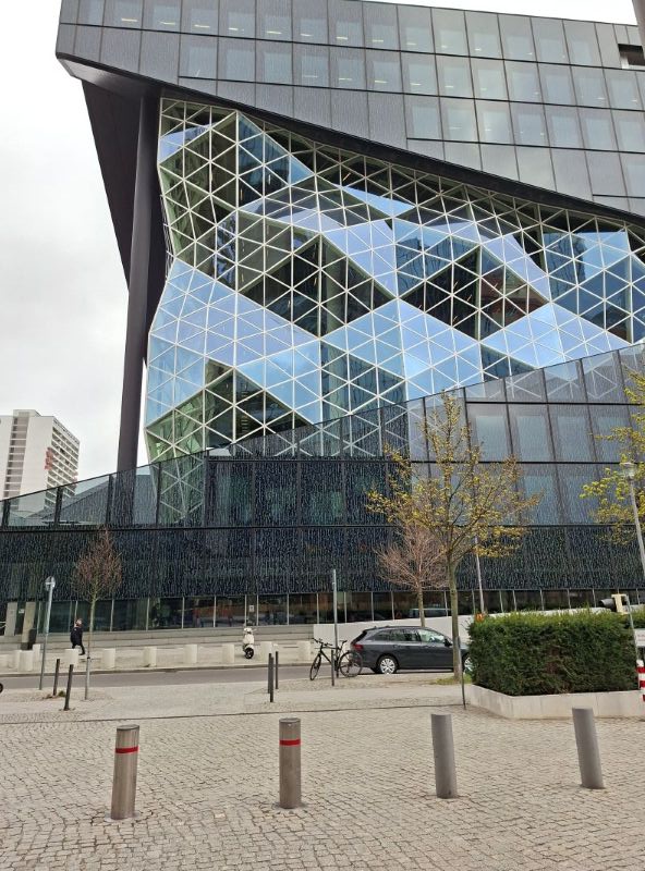 Das moderne, markante Gebäude des Axel-Springer-Neubaus in Berlin mit seiner riesigen, facettierten Glasfassade.