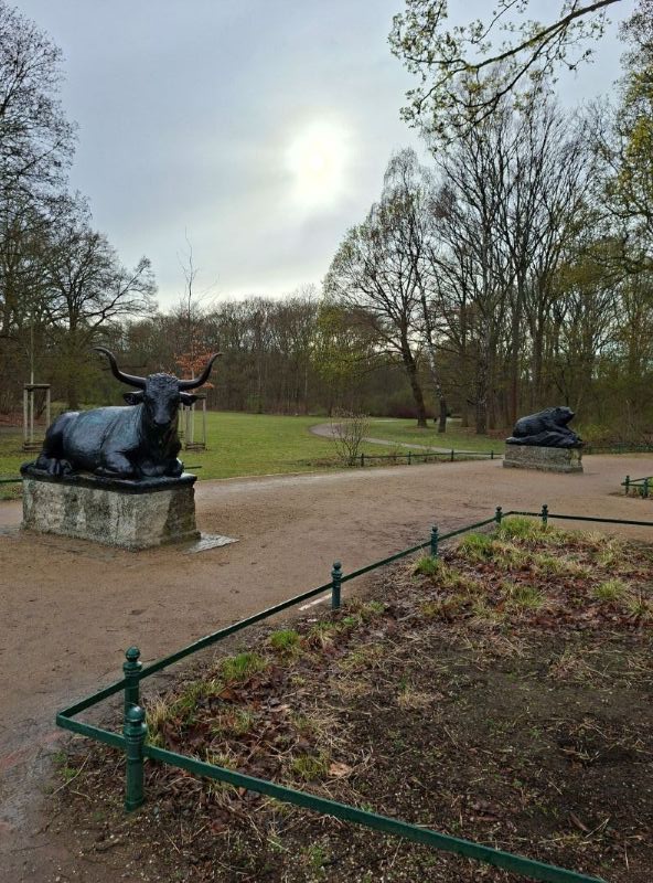 Die beiden großen Skulpturen von Bulle und Bär als Symbole der Börse im Berliner Tiergarten.
