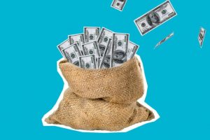 Ein prall gefüllter Jutesack, aus dem zahlreiche US-Dollar-Geldscheine herausragen und fliegen – Symbol für eine erfolgreiche Entnahmestrategie und die finale Netto-Bilanz im Ruhestand.