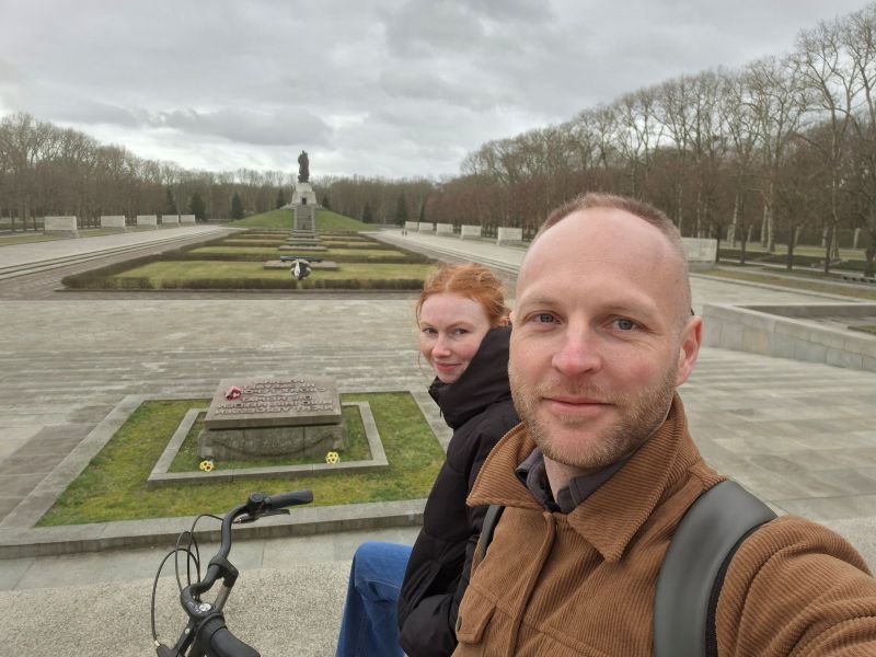 Der Blogger und seine Partnerin auf Fahrrädern vor der Kulisse des weitläufigen sowjetischen Ehrenmals im Treptower Park.