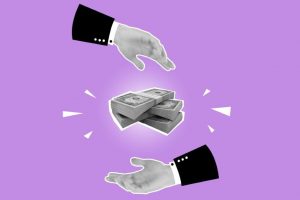 Eine Hand reicht Geldbündel an eine andere geöffnete Hand vor lila Hintergrund – Metapher für den Depot-Übertrag und die FIFO-Regel beim Verkauf von ETF-Anteilen.