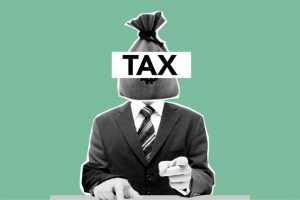 Geschäftsmann im Anzug, dessen Kopf durch einen Geldsack mit der Aufschrift TAX ersetzt wurde – Symbolbild für Steuern sparen und den steuerlichen Grundfreibetrag als Privatier.