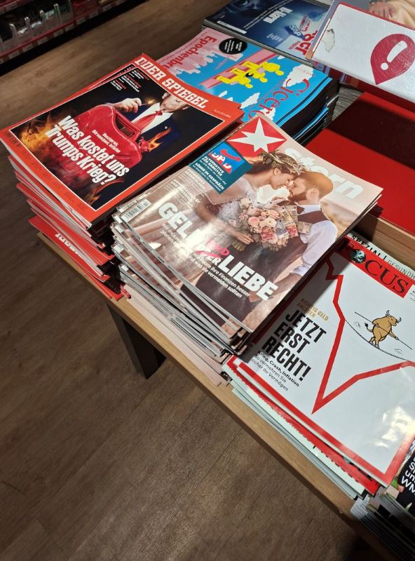 Ausgelegte aktuelle Ausgaben bekannter deutscher Magazine wie Der Spiegel, Stern und Focus auf einem Verkaufstisch.