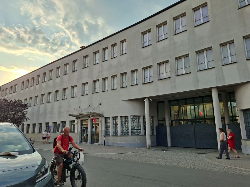 Außenansicht des schlichten Fabrikgebäudes von Oskar Schindlers ehemaliger Emaillefabrik in Krakau.