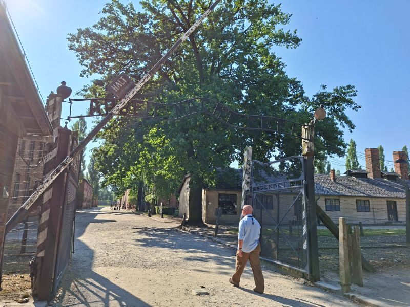 Blick auf das Tor des Stammlagers Auschwitz I mit der berühmten Aufschrift „Arbeit macht frei“.