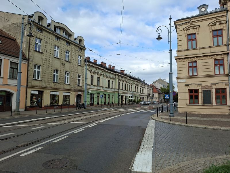 Straßenzug mit Straßenbahnschienen am ehemaligen Haupteingang des jüdischen Ghettos in Krakau.