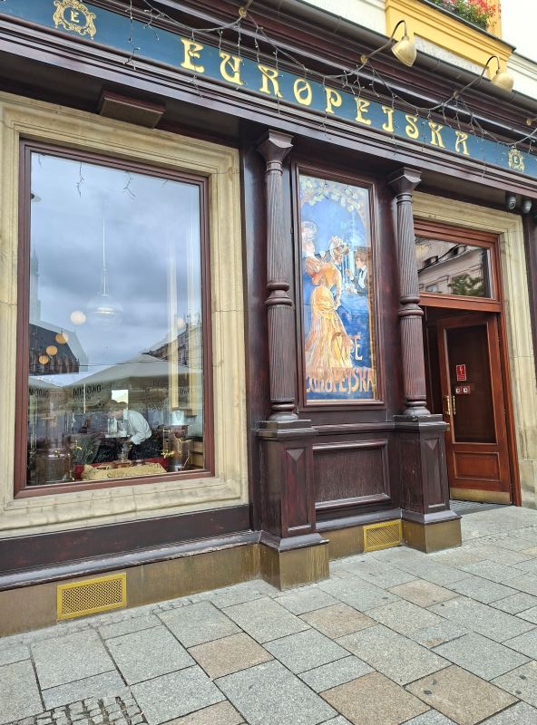 Eingangs- und Schaufensterfront des traditionellen Café Europejska in der Altstadt von Krakau.