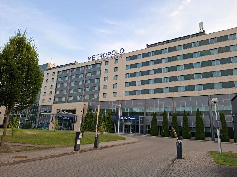 Moderne Außenansicht der Gebäudefassade des Metropolo Hotel by Golden Tulip in Krakau.