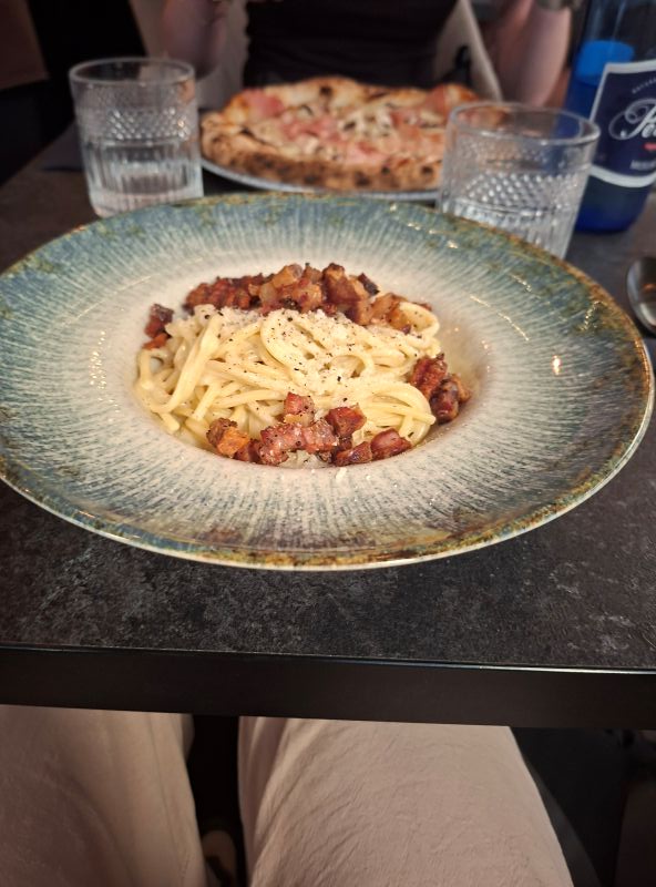 Nahaufnahme eines servierten Tellergerichts mit Pasta Carbonara in einem Restaurant in Krakau.
