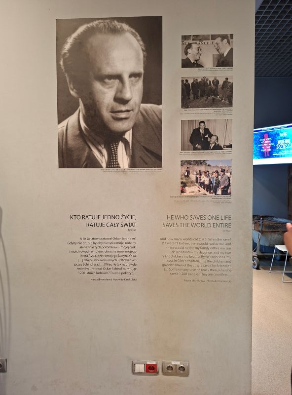 Informationstafel und Porträt von Oskar Schindler in der historischen Fabrik von Oskar Schindler in Krakau.