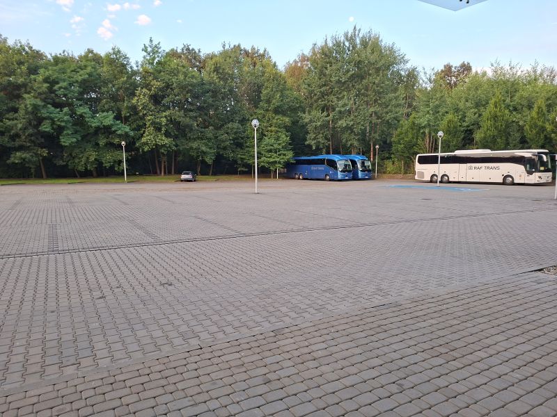 Großer, gepflasterter Bus- und Autoparkplatz, der fast völlig leer ist vor dem Metropolo Hotel by Golden Tulip in Krakau.