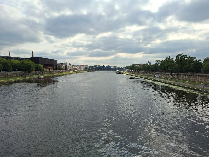 Weitläufiger Blick über den Fluss Weichsel mit Brücken und Uferbereichen zwischen den Stadtteilen Kazimierz und Podgórze.